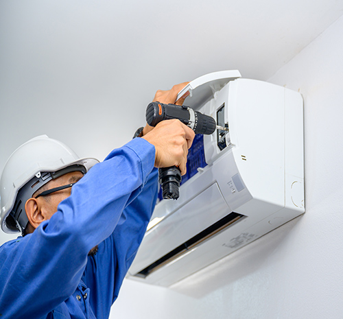 Installateur certifié posant une climatisation